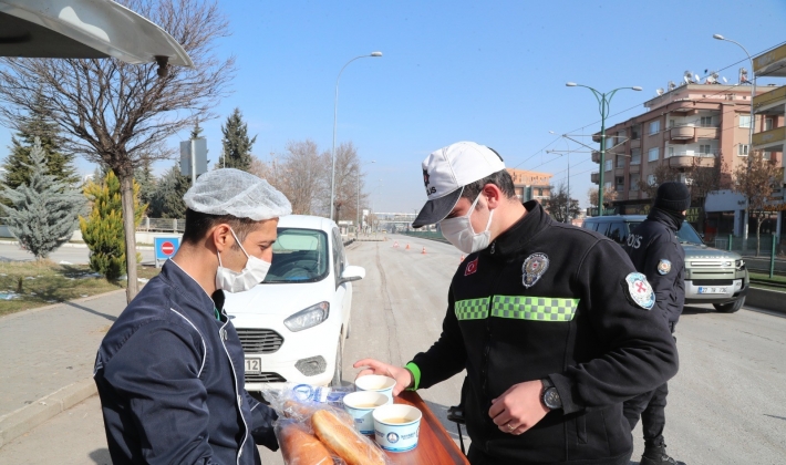 Kısıtlamada görev yapan polislere sıcak çorba ikramı