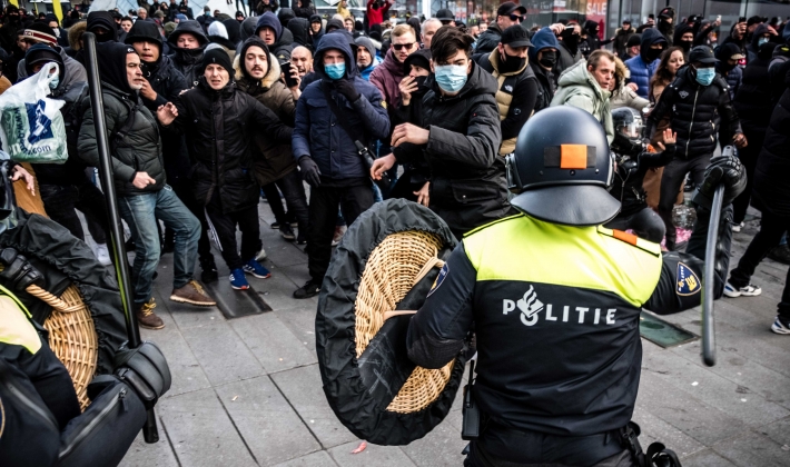 Hollanda’da Covid-19 kısıtlamaları karşıtı protesto: 30 gözaltı