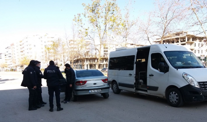 Hatalı dönüş yaptı polis aracıyla çarpıştı