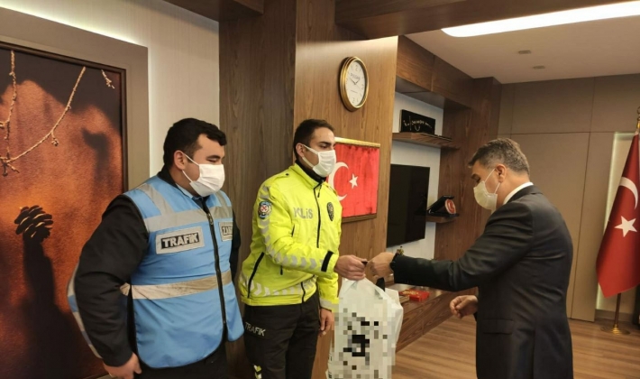 ATM önünde unutulan parayı trafik polisleri buldu