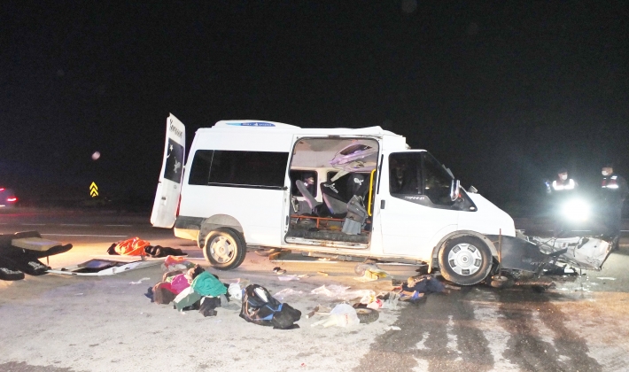 İşçi taşıyan minibüs TIR'a çarptı : 3 ölü, 9 yaralı