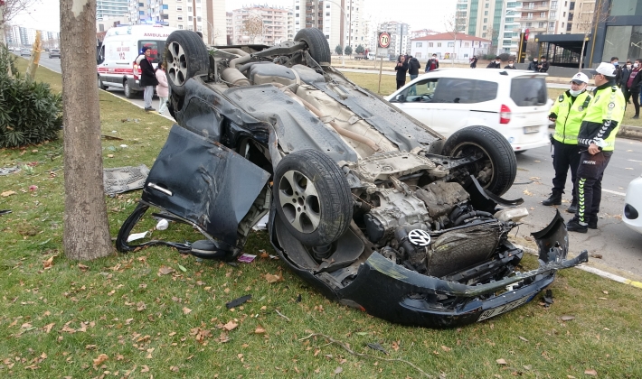 Makas atan sürücü direksiyon hakimiyetini kaybetti: 4 yaralı