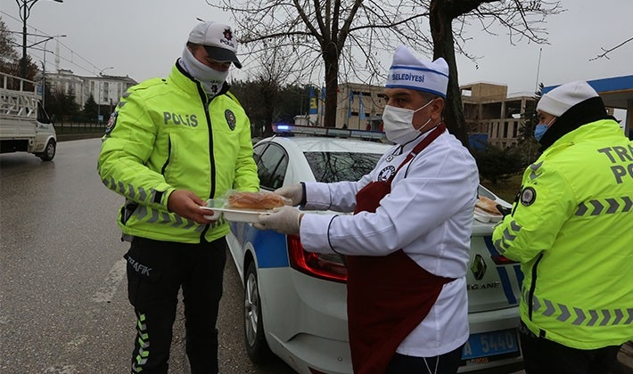 Şahinbey'de görev başındaki polislere sıcak yemek ikramı