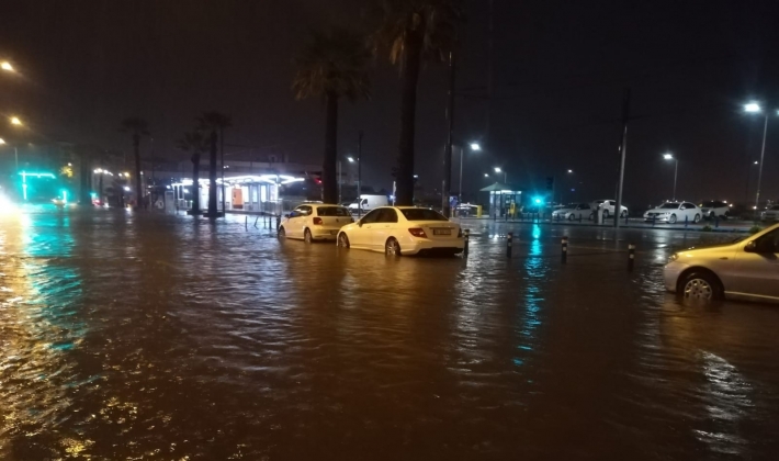 İzmir’i sel vurdu: Dereler taştı, araçlar sular altında kaldı