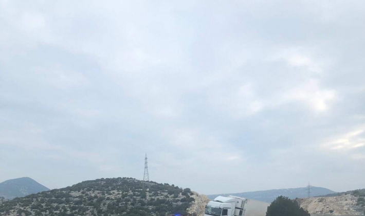 Makas yaparak devrilen tır yolu kapattı