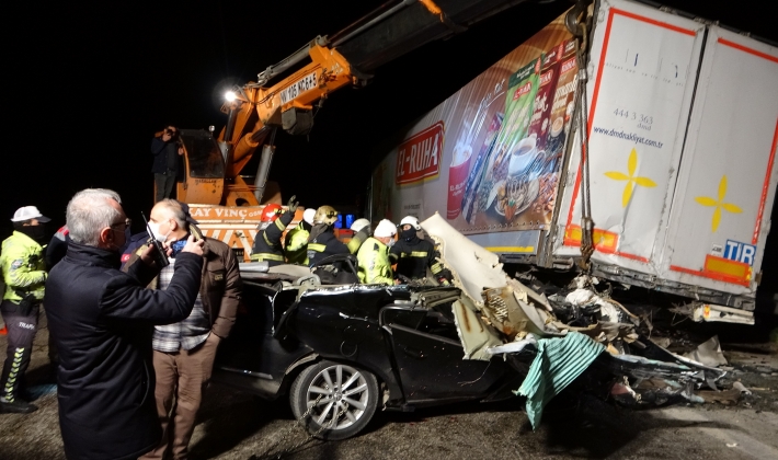 Gaziantep'te otomobil tıra arkadan çarptı: 2 ölü