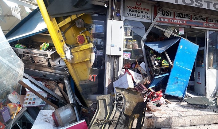 Işık ihlali yapan halk otobüsü iş yerine daldı: 1 ölü, 1 yaralı