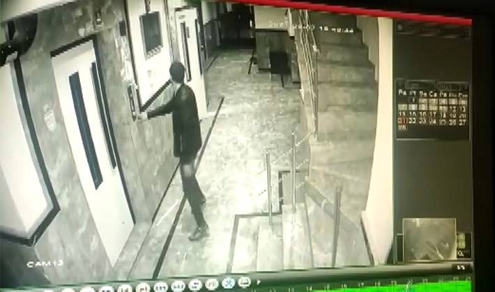 Binadan bisiklet çalan hırsız kameralara yakalandı