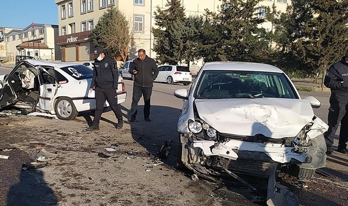 İki araç kafa kafaya çarpıştı: 1 ölü, 4 yaralı