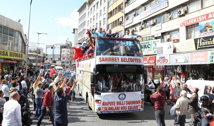 Altın takıma altın karşılama