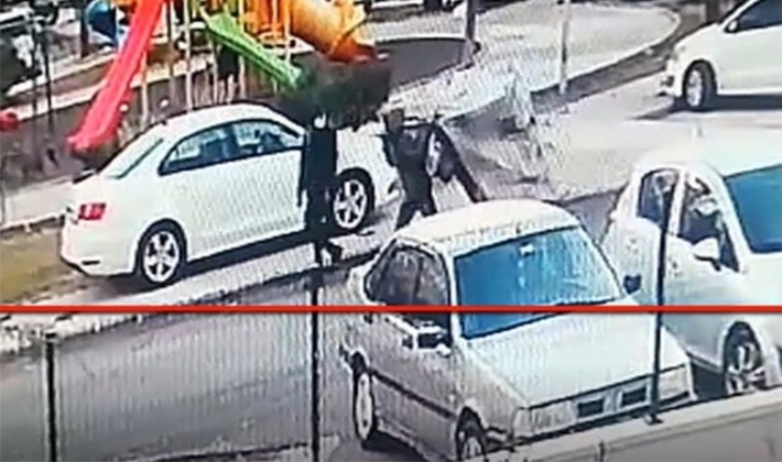 El arabalı hırsızlar güvenlik kamerasında