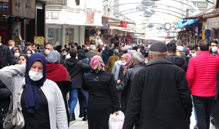 Gaziantep’te sokaklar tıklım tıklım