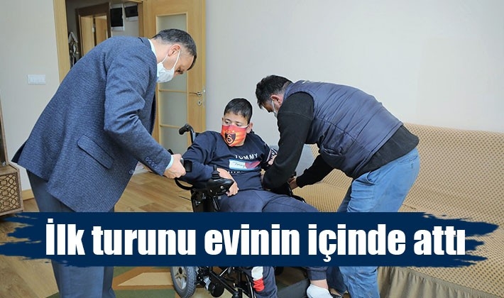 İlk turunu evinin içinde attı