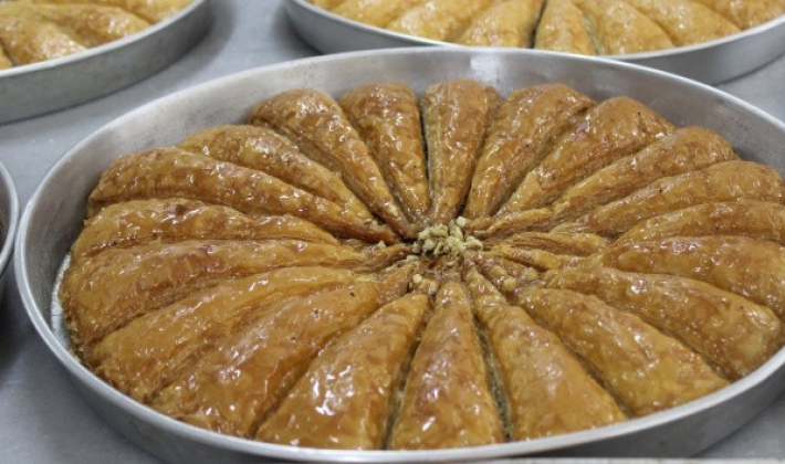 Kahveli baklava yaptı, siparişlere yetişemiyor