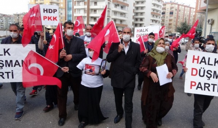 Evlat nöbetindeki aileler, HDP'nin kapatılması için yürüyüş yaptı
