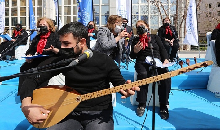 Açık hava konserinde Başkan Fatma Şahin türkü söyledi