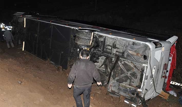 Sivas'ta yolcu otobüsü tarlaya uçtu: 39 yaralı