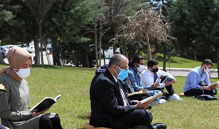 Rektör Dereli gençlerle birlikte açık havada kitap okudu