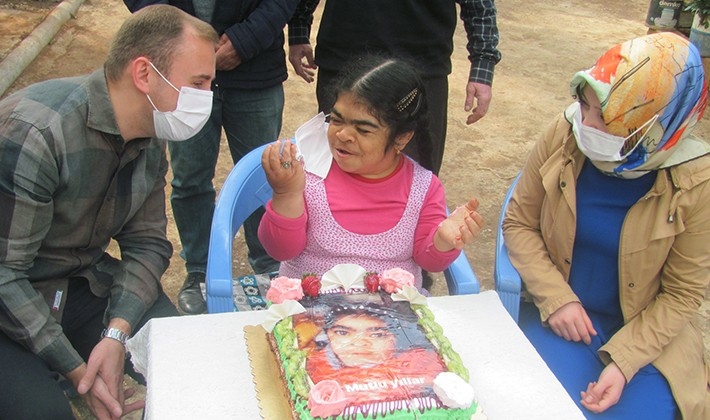 Kaymakam Mutlu'dan bedensel engelli kıza doğum günü sürprizi