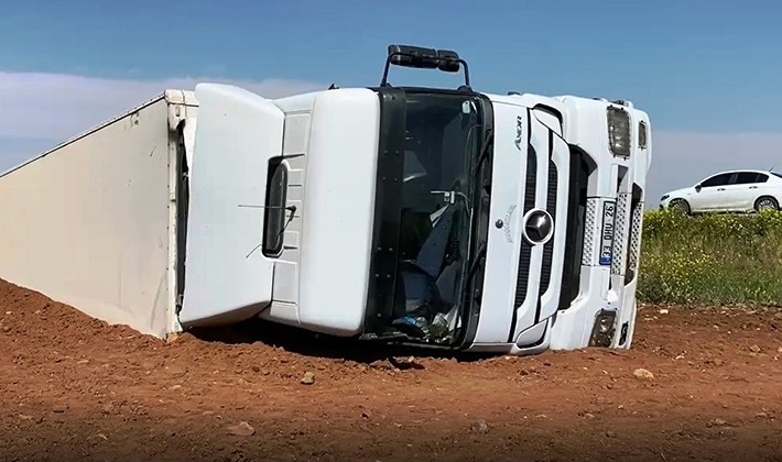  İran’a giden tavuk yüklü tır devrildi: 2 yaralı