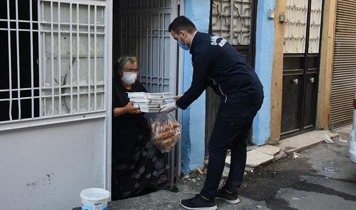 İhtiyaç sahibi vatandaşlara sıcak iftar yemeği