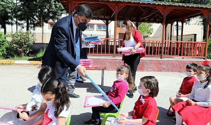 Fadıloğlu, çocukların bayram sevincine ortak oldu