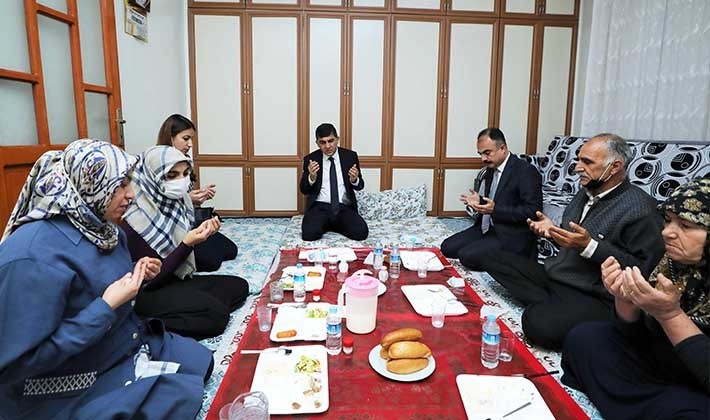 Fadıloğlu, şehit ailesiyle iftar yaptı