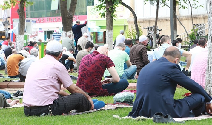 Cuma namazını park ve cami avlusunda kıldılar