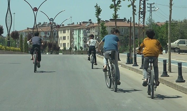 Boş caddeler bisikletli çocuklara kaldı