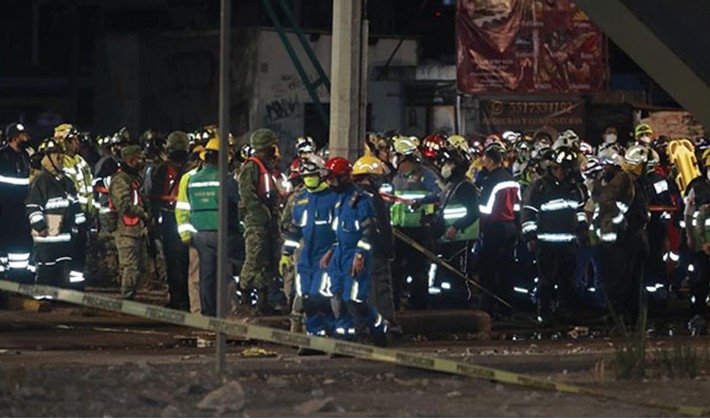 Meksika'da üst geçit çöktü: 20 ölü