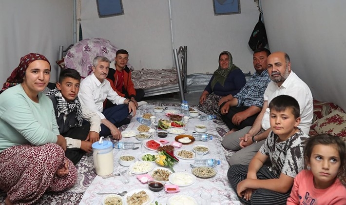 Tahmazoğlu iftarını meradaki çoban ve ailesiyle açtı