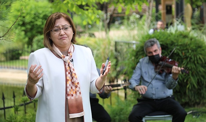 Anne şiirlerini hem okudu hem ağladı