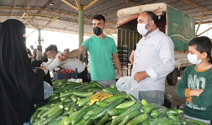 Semt pazarları açıldı, esnafın yüzü güldü