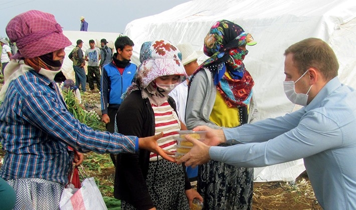 Kaymakam Mutlu, irmik helvası dağıttı