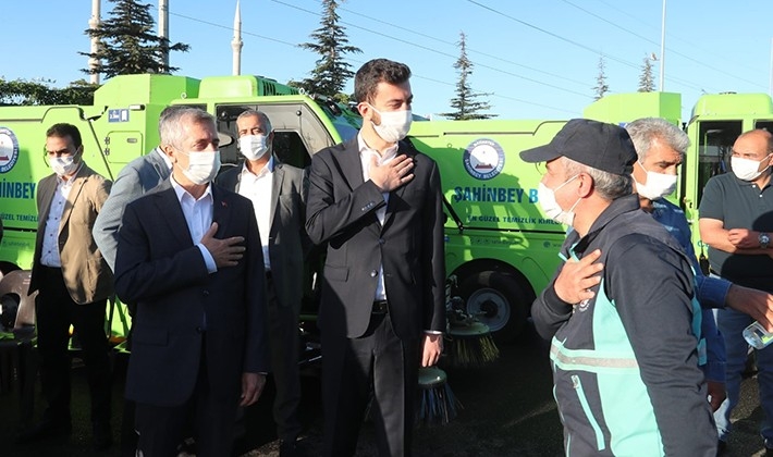 Başkan Tahmazoğlu belediye personelinin bayramını kutladı