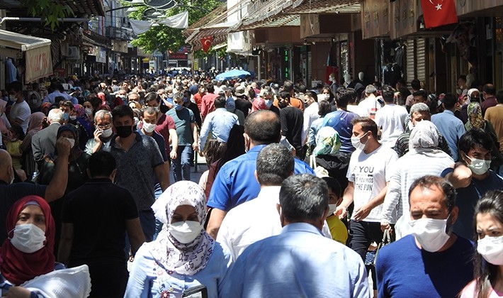 Tam kapanmanın ardından caddeler doldu taştı