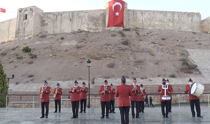 Bando eşliğinde istiklal marşını okudular