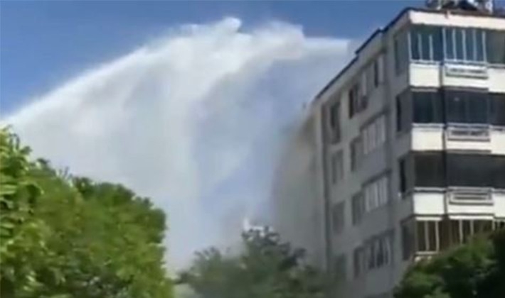 Su borusu patladı, tazyikli su 6 katlı apartman boyunu aştı