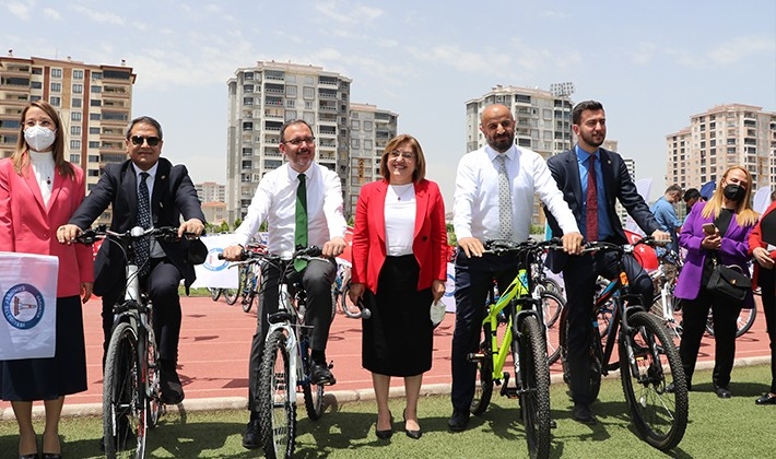 Bakan Kasapoğlu bisiklet dağıtım törenine katıldı