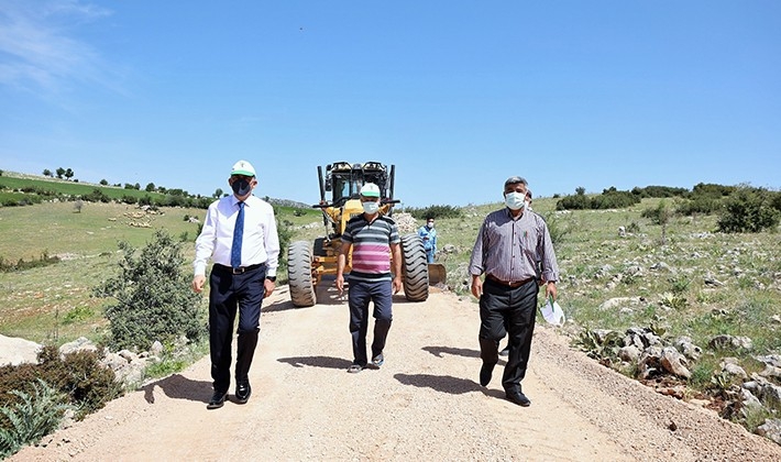 Şehitkamil’de arazi yolu mıcırlama çalışması sürüyor