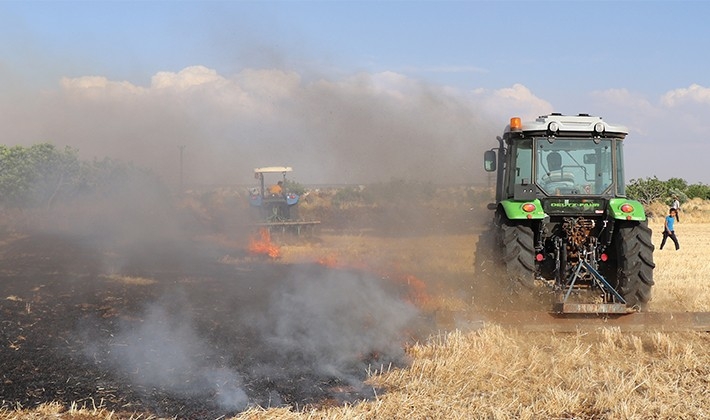 Buğday tarlasındaki yangın çiftçilerin müdahalesiyle söndürüldü