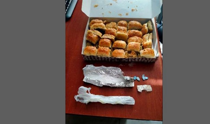 Baklava kutusuyla uyuşturucu sevkiyatı polise takıldı