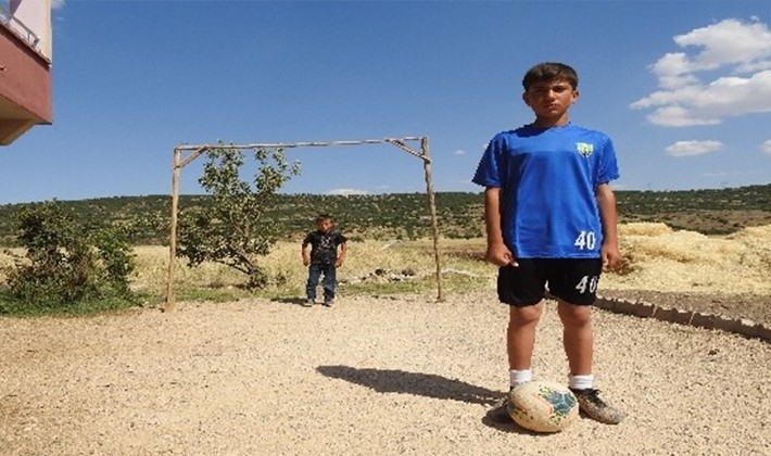 Şehitkamil Belediyesi, genç futbol tutkununa duyarsız kalmadı