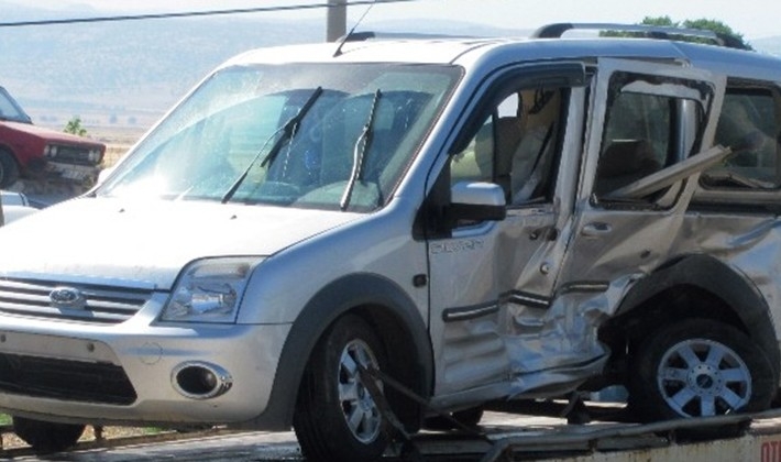 Araban'da iki araç çarpıştı: 10 yaralı