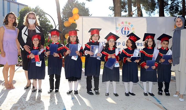 GAÜN Kreş ve Anaokulu öğrencilerinin mezuniyet sevinci