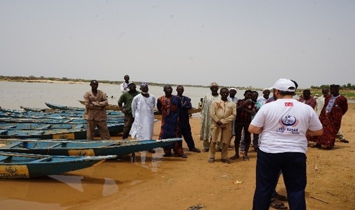 Yedi Başak'tan Nijer vatandaşlarına balıkçı teknesi