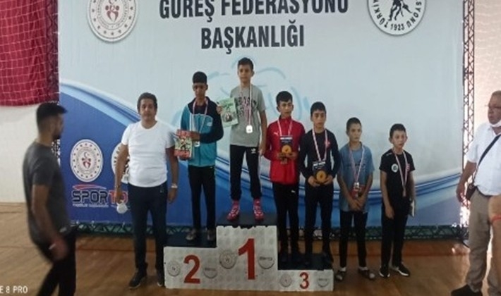 Antalya ve Hatay'da düzenlenen şampiyonalarda büyükşehir rüzgarı esti