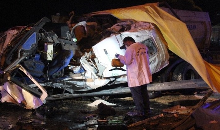 Gaziantep'te kamyon yön levhasına çarptı:1 ölü