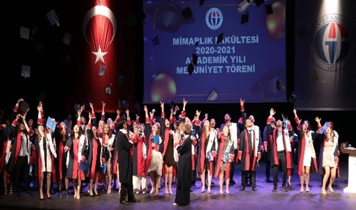 GAÜN mimarlık fakültesi öğrencilerinin mezuniyet coşkusu