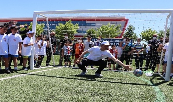 Bakan Selçuk çocuklarla oyunlar oynadı